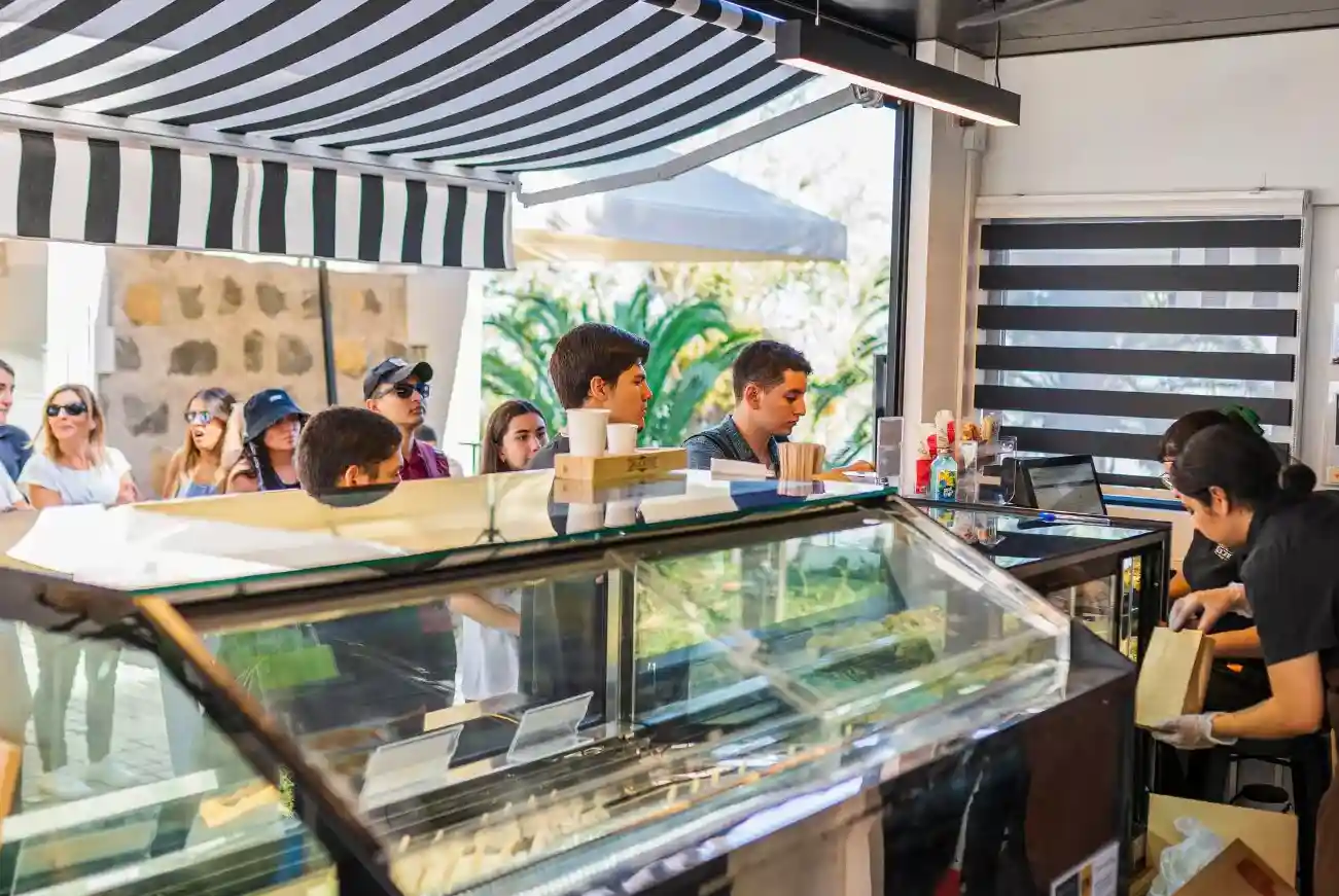 Visitantes en el café de la cima del Cerro San Cristóbal, atractivo gastronómico del Parque Metropolitano