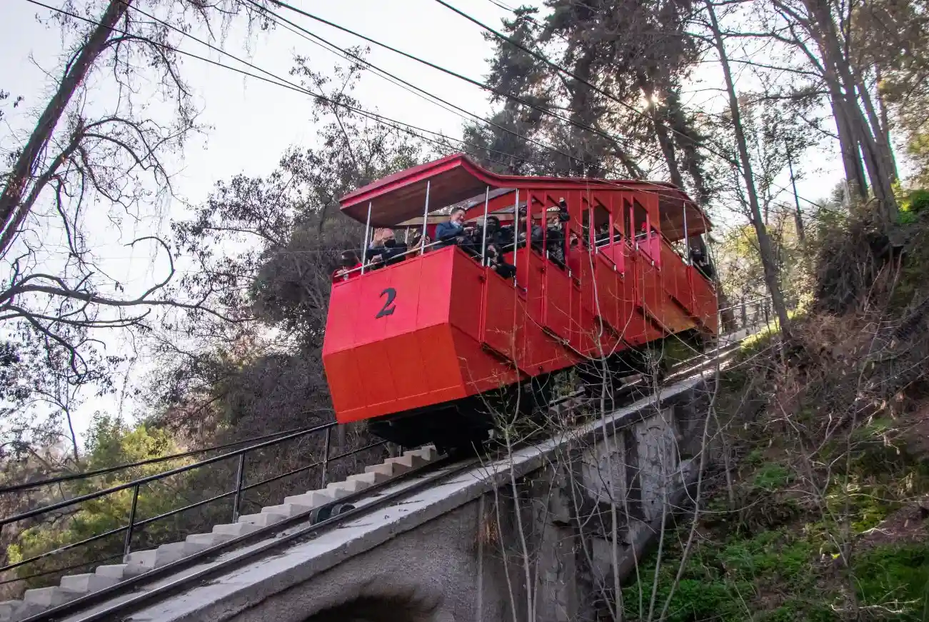 Carro número 2 del Funicular Santiago cargado de pasajeros ascendiendo la ladera del Cerro San Cristóbal